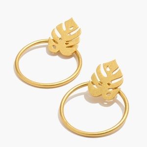 Palmleaf hoop earrings